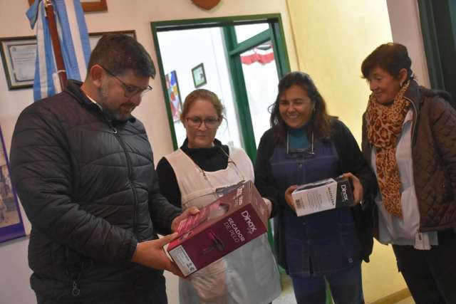 Visitaron la Escuela N°311 para colaborar con premios destinados a la rifa que organizan